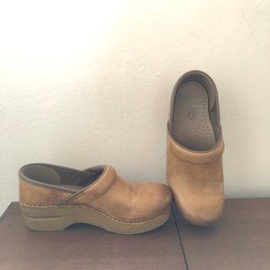 Dansko Professional Clog Distressed Honey Size 37